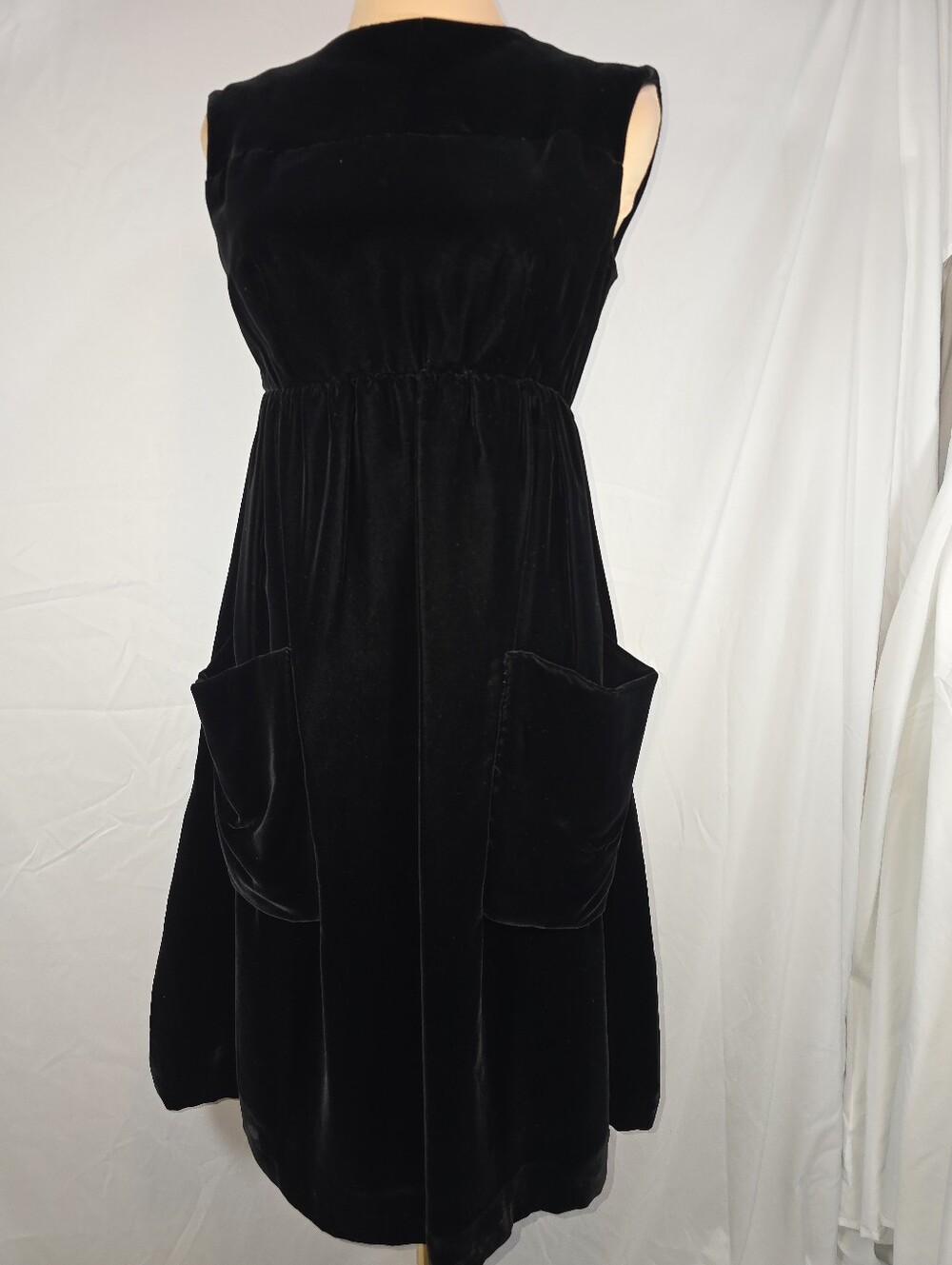 Vintage Classic Black Velvet Sleeveless Dress with Pockets